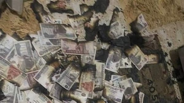 أخفى 420 ألف جنيه في الفرن دون علم زوجته.. الحقيقة الكاملة وراء «رزم الفلوس» المحترقة | شاهد 