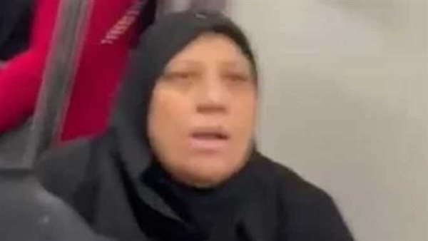 بمناظركم دي تتمسكوا دعارة.. تفاصيل صادمة في اعتداء سيدة على فتيات بمترو الأنفاق | فيديو