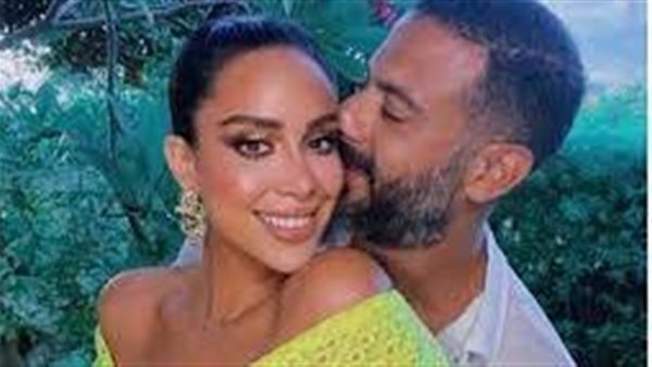 ستان وشابوه شبكة.. بسنت شوقي تفاجئ المعازيم بإطلالة ثانية في زفافها ومحمد فراج يرقص بزجاجة على رأسه | فيديو