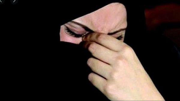 داعية يجيب..سيدة تشكو: يتردد في أذني كلام خادش فماذا افعل؟ | فيديو