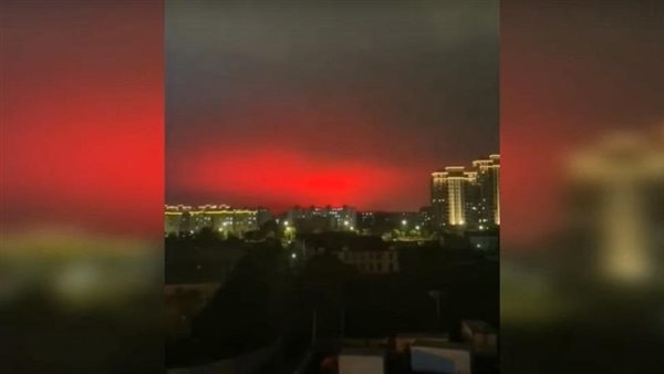 مشهد مرعب.. السماء تتلون بالأحمر وتثير الذعر في مدينة صينية | فيديو