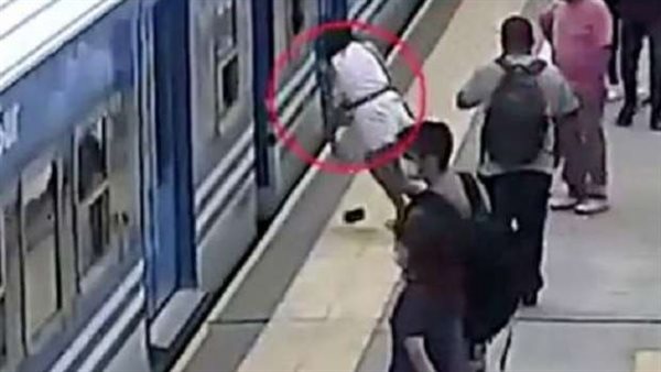 لقطات مروعة.. سيدة تنجو من الموت بأعجوبة بعد سقوطها أسفل قطار المترو | فيديو