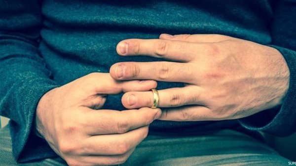 الإفتاء تكشف..حالة واحدة يُحرم فيها ارتداء الرجال لـ دبلة الخطوبة والزواج