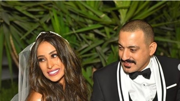 تفاعل واسع مع تعليق زوجته..دياب يحتفل بعيد زواجه باكيًا عبر «انستجرام» | شاهد