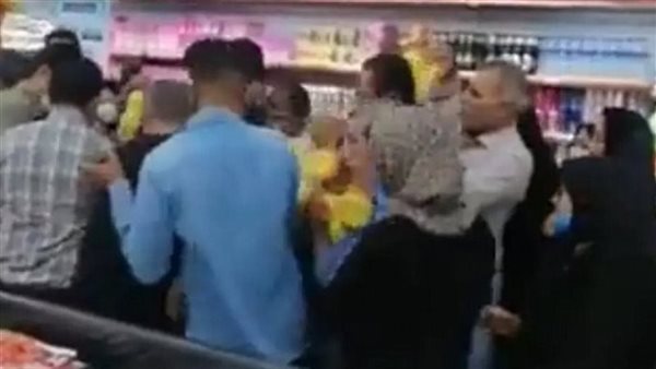 مشاهد صادمة.. اقتحام ونهب للمحال في إيران بحثا عن الطعام | فيديو