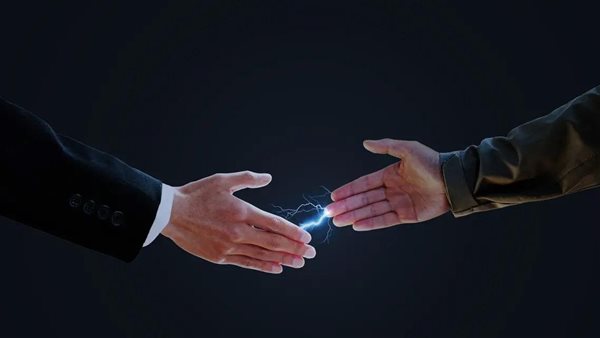 هذه طريقة تجنبها..سر الصدمة الكهربائية التي تفاجئك عندما تلمس شخصا