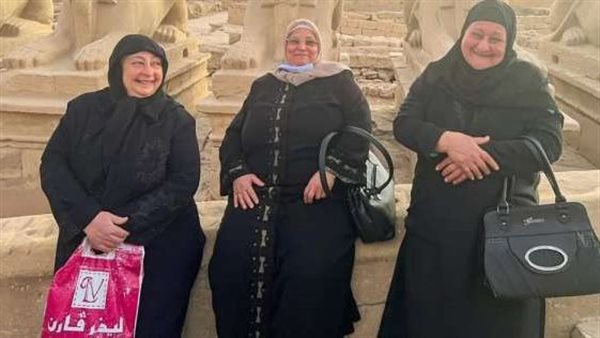 فوتوسيشن الصحاب.. طالب يوثق لحظات العفوية للصديقات الثلاثة بالكرنك | شاهد