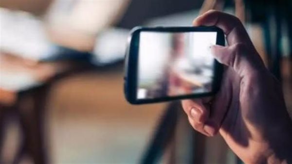 صور ومقاطع خادشة للحياء.. المشدد للمتهم بتهديد طليقته وابتزازها للتنازل عن أطفالهما