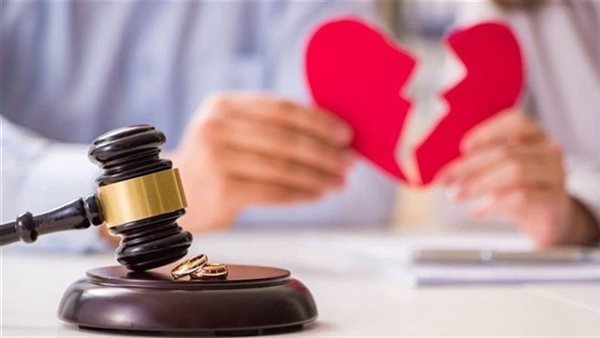 بعد 34 سنة جواز.. سيدة في دعوى طلاق للضرر: على علاقة بزوجة ابنه