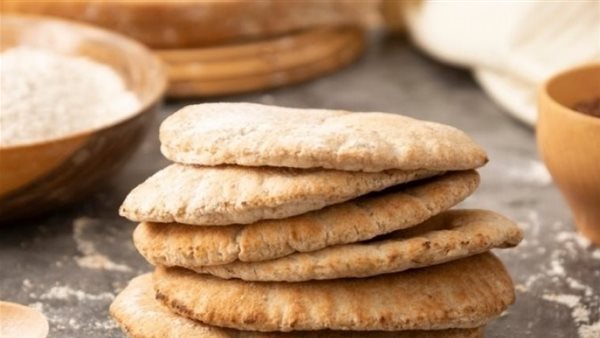 يحتوي على مواد كيميائية.. تحذير من تناول نوع معين من العيش