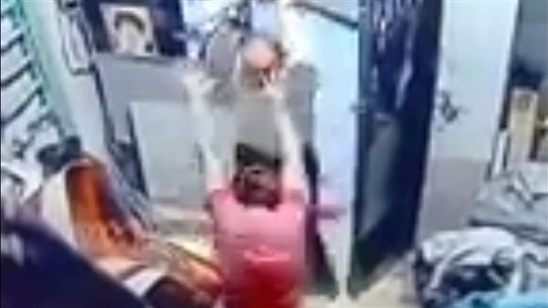 لازم يتحاكم ويبقى عبرة.. تفاصيل صادمة في اعتداء شخص بوحشية على زوجته | فيديو