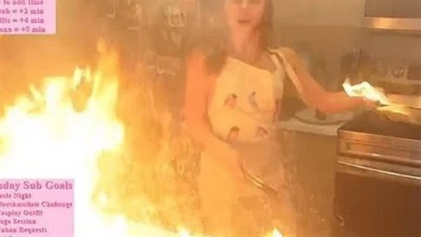 أثناء بث مباشر لحلقة طهي.. امرأة تحرق مطبخها بالكامل | فيديو