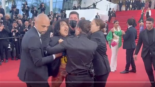خلعت ملابسها كاملة.. تفاصيل القبض على امرأة اقتحمت السجادة الحمراء لمهرجان كان | فيديو
