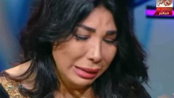 عمره ما اتكلم في عرض فنان.. انهيار غادة ابراهيم في جنازة سمير صبري | فيديو