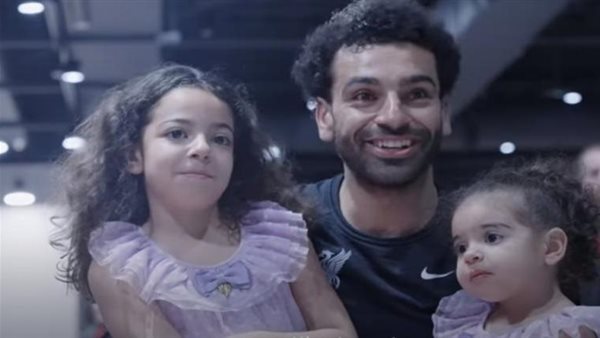 كيان كبرت ولابسة زي مكة.. أحدث ظهور لابنتي محمد صلاح معه | فيديو