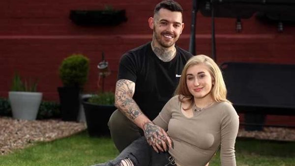 عضت الإيد اللي اتمدت لها.. أوكرانية استضافتها أسرة بريطانية تغوي الزوج وتهرب معه | شاهد