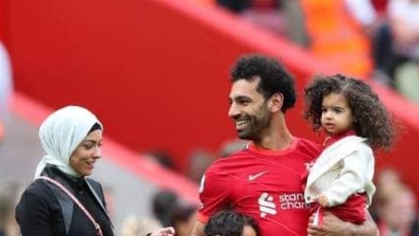 عائلة الفرعون.. ظهور مميز لبنات محمد صلاح وزوجته على «أنفيلد» في ختام البريميرليج | شاهد