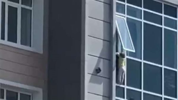  مشهد مرعب.. طفلة تتدلى من الطابق الثامن ورجل يخاطر بحياته لإنقاذها