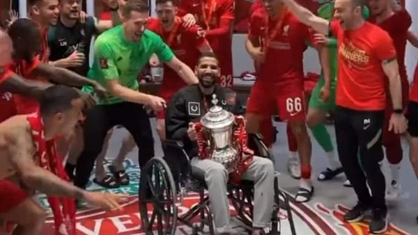 موقف عظيم..محمد صلاح يحتفل بكأس الاتحاد الإنجليزي مع مؤمن زكريا وهذا موقفه من مباراة ريال مدريد | فيديو
