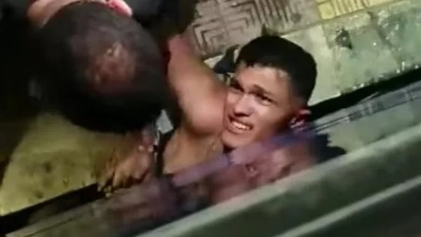 لحظات مرعبة.. إخراج شاب من أسفل عجلات ترام الإسكندرية | شاهد