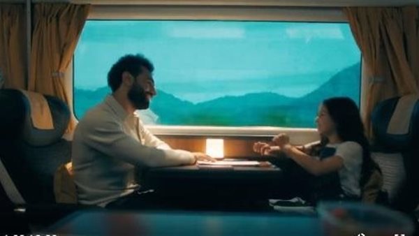 حكاية وفكرة ورسالة.. محمد صلاح يشعل السوشيال ميديا بـ١٢٠ ثانية مع طفلة داخل قطار | شاهد