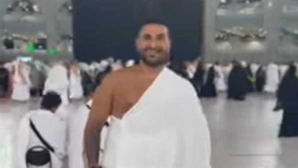 بعد نشر صورته أمام الكعبة.. أستاذ بجامعة الأزهر: وشم أحمد سعد كبيرة من الكبائر