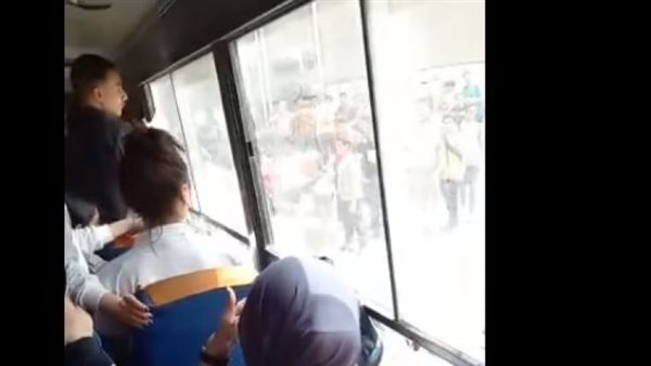 هنعمل فيكم كده تاني.. شاهد لحظة تحرش طلاب مدرسة بالجيزة بطالبات اللغات | فيديو