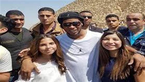 حجز كورة وأكلة كشري.. كيف رحب المصريون برونالدينيو؟ | شاهد