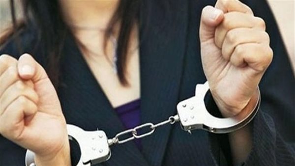 كانت طايرة بالعربية.. تفاصيل ضبط سيدة صدمت شخصا وهربت بمصر الجديدة
