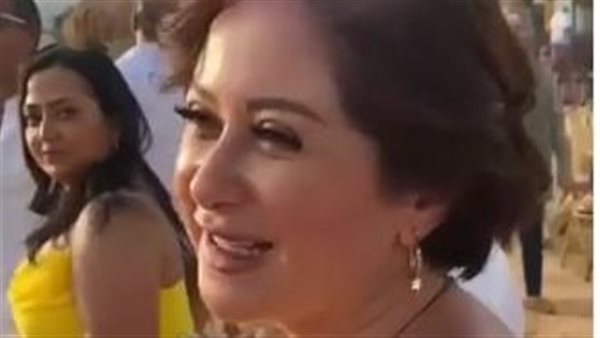 بشويش عليا..مي نور الشريف تخطف الأنظار بـ وصلة رقص على البحر مع دنيا عبد العزيز | فيديو