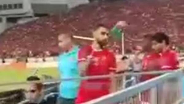 لقطات تثير الجدل.. عمرو السولية يرمي ميدالية نهائي دوري الأبطال على الأرض بعد تسلمها | فيديو