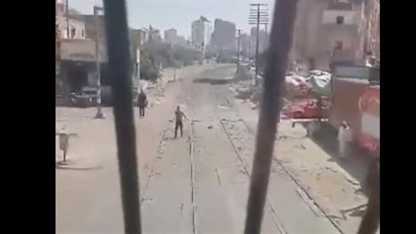 السكك الحديدية تتوعد.. القصة الكاملة لفيديو وقوف شخص أمام القطار بصدره | شاهد