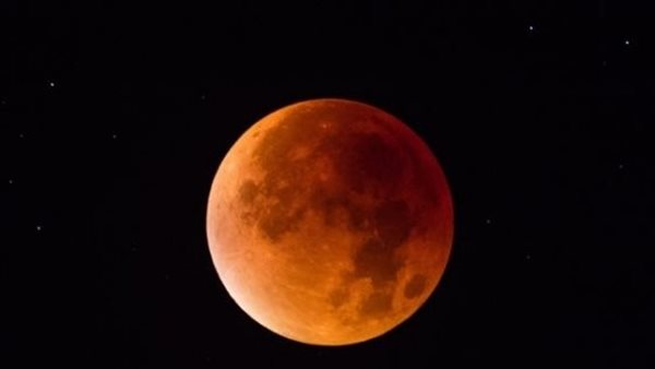  تشهده مصر.. أضرار خسوف القمر في الثقافات الشعبية المختلفة