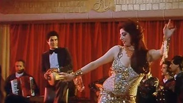 إيه رأيكم؟.. نبيلة عبيد ترقص على أغنية أحمد حلمي 
