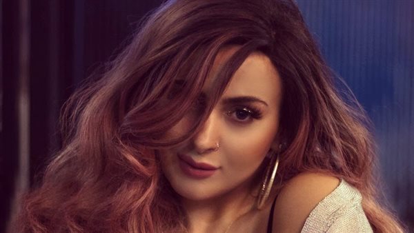 منعت زوجي من دخول الإسلام.. فرح يوسف تثير الجدل بعد مطالبتها بالزواج المدني | فيديو