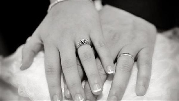 أستاذ بالأزهر يجيب..هل يمنع الشرع استحمام الزوجين معًا أو إقامة علاقة زوجية في الحمام؟ | فيديو