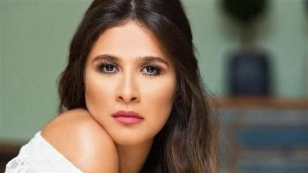 رسالة قاسية لأخيها وإلغاء متابعة أحمد العوضي.. ماذا حدث مع ياسمين عبدالعزيز؟ | شاهد