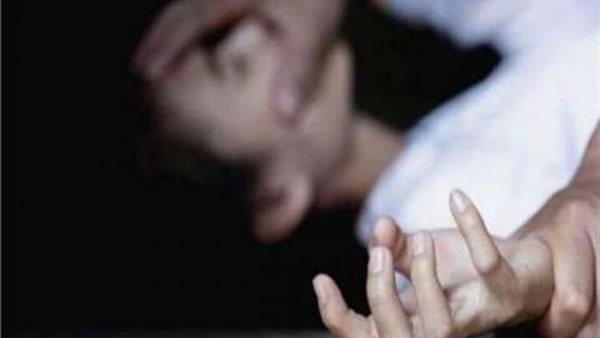 ذئاب بشرية و7 سنوات معاناة.. تفاصيل واقعة اغتصاب «فتاة الساحل» على يد مديرها وصديقه