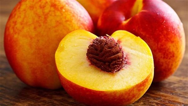 مستشار وزير الزراعة يكشف الحقيقة.. هل يسبب الخوخ التسمم؟