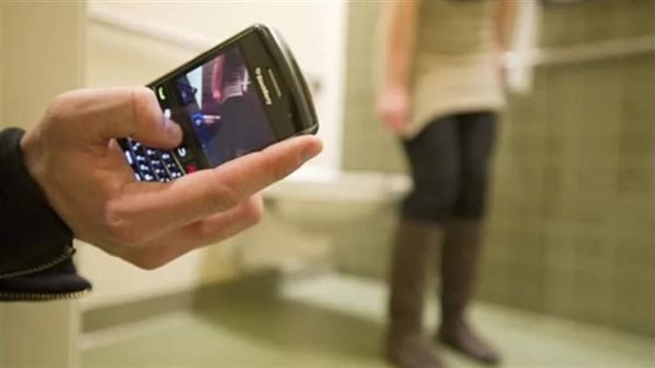 مقاطع فاضحة.. أقوال مثيرة لمكتشفة واقعة تصوير السيدات داخل حمام مطعم شهير