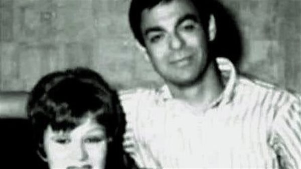 ما علاقة بروس لي؟..حقيقة الصورة المتداولة لـ سمير صبري مع نجله وزوجته الأجنبية | شاهد