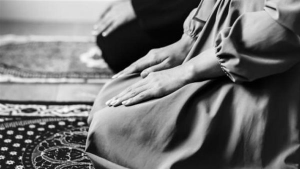 ليس كل البكاء خشوع.. الإفتاء تحذر من عادة شائعة تبطل الصلاة | فيديو