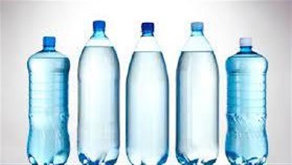 احذر.. هذا ما يحدث لجسمك عن الشرب من الزجاجة البلاستيك عدة مرات