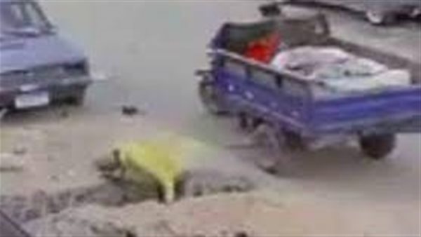  حاولوا يفكوها فانفجرت.. لحظة سرقة ماسورة مياه بعين شمس | فيديو