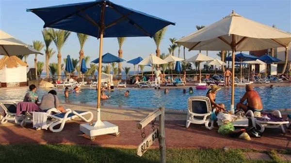 السياحة تحسم الجدل حول منع السيدات أقل من 40 عامًا من الإقامة الفنادق | فيديو