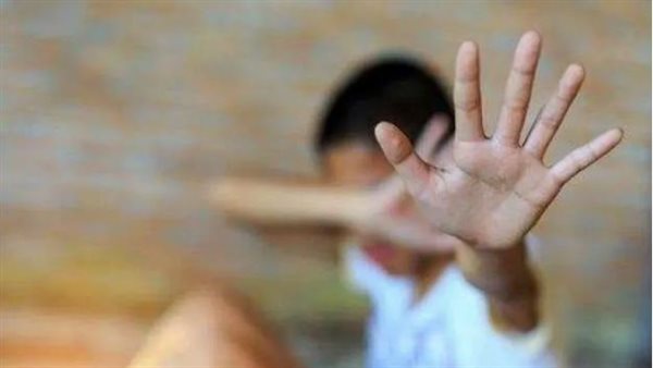 أنباء عن تنازل الأم.. تفاصيل صادمة جديدة في واقعة الطفل المقيد بالجنازير