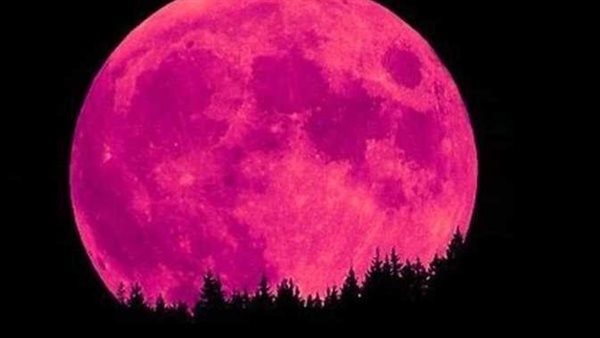 ظاهرة قمر الفراولة.. البحوث الفلكية تكشف حقيقة ظهور القمر باللون الأحمر | فيديو