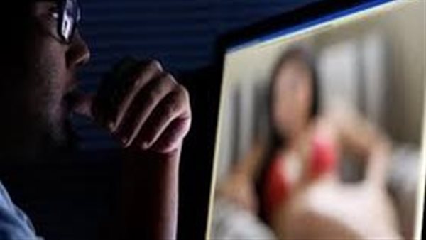 هددها بالتشهير بسمعتها.. ضبط المتهم بابتزاز سيدة عبر «فيس بوك» بصور خاصة