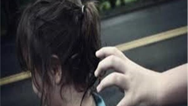 دبوس مخدر.. طبيب شهير يحسم الجدل حول استخدام الشكة في تخدير الفتيات