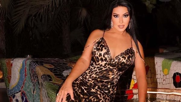 تأكل صباع الروج.. سمية الخشاب تصدم متابعيها على انستجرام | شاهد